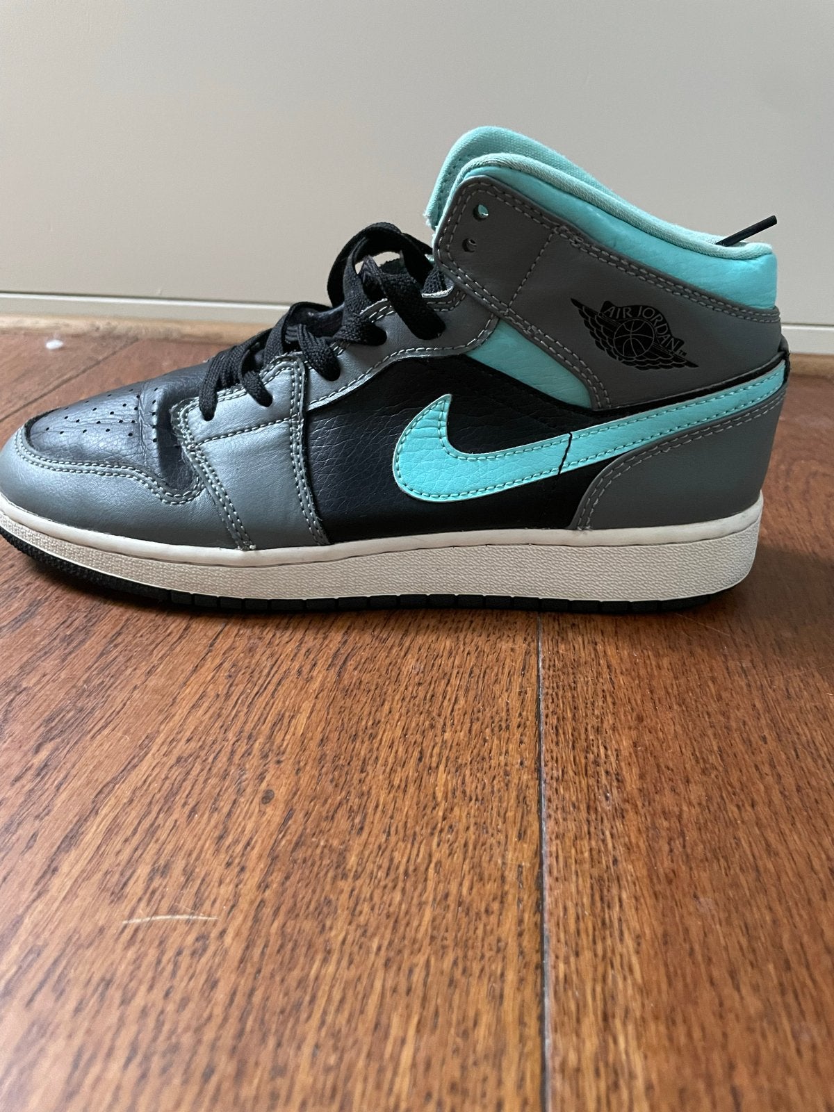 Jordan 1 Mid Grey Aqua GS, Kleding | Dames, Ophalen of Verzenden, Nieuw, Blauw, Sportschoenen