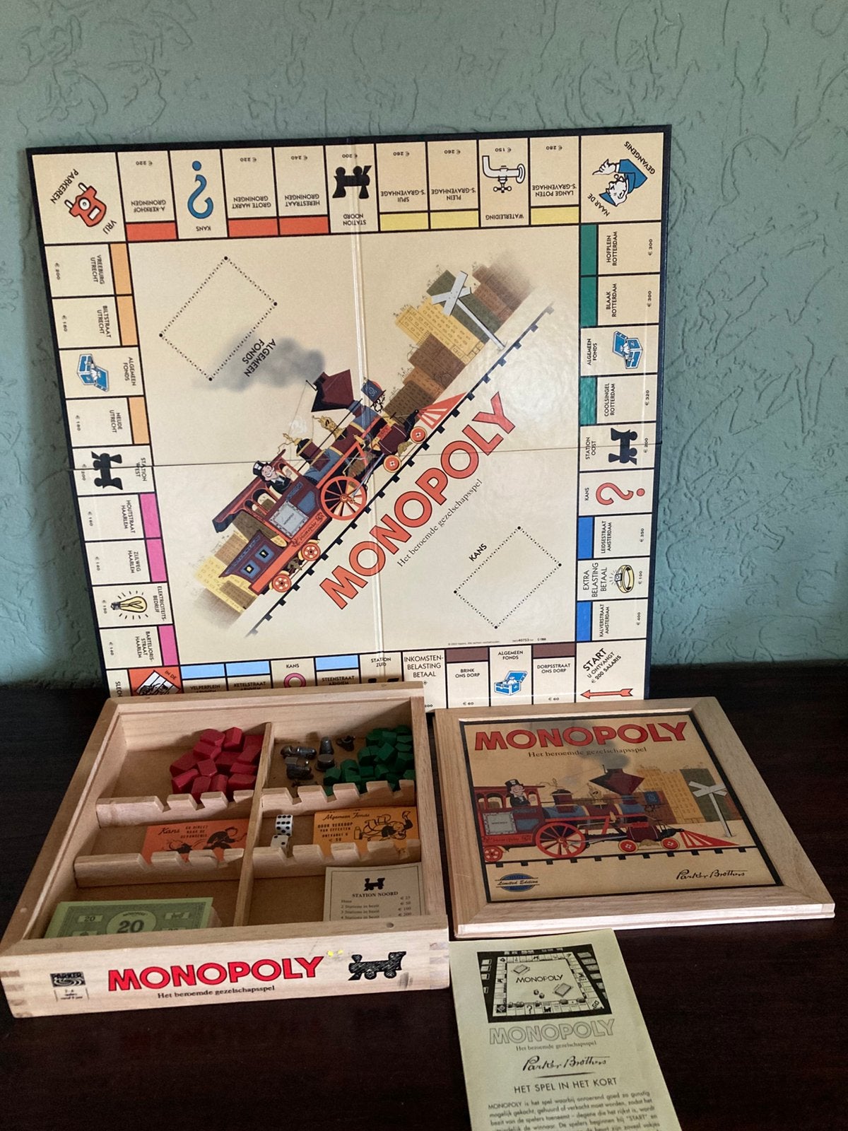 Monopoly Nostalgia Limited Edition, Luxe Houten Kist, izgst, Vijf spelers of meer, Ophalen of Verzenden, Zo goed als nieuw