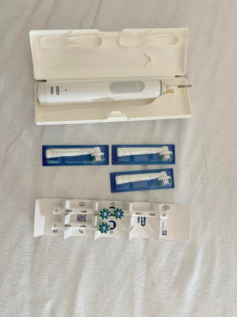 Oral-B elektrische tandenborstel met 6 nieuwe opzetborstels, Ophalen of Verzenden, Zo goed als nieuw