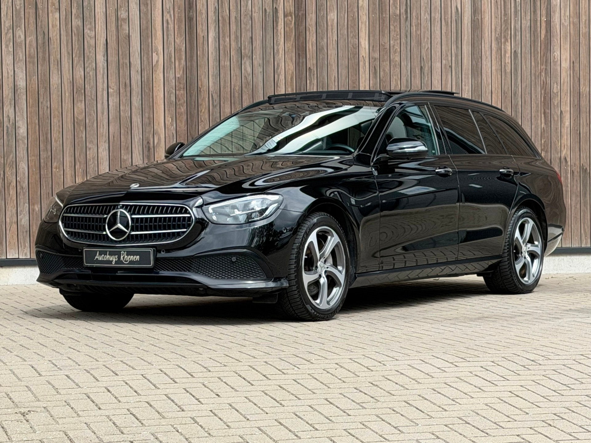 Mercedes-Benz E-klasse Estate 300 e Luxury Line / Pano /, Dealer onderhouden, Achterwielaandrijving, Zwart, 4 cilinders
