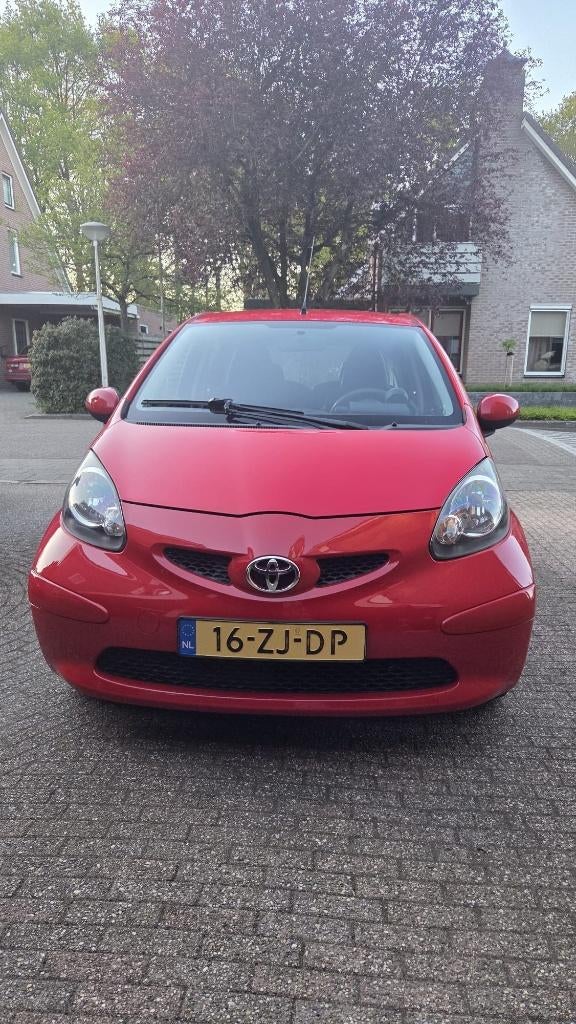 Toyota Aygo 1.0 12V Vvt-i 5DRS 2008 Rood, Auto's, Voorwielaandrijving, Zwart, 4 stoelen, 68 pk