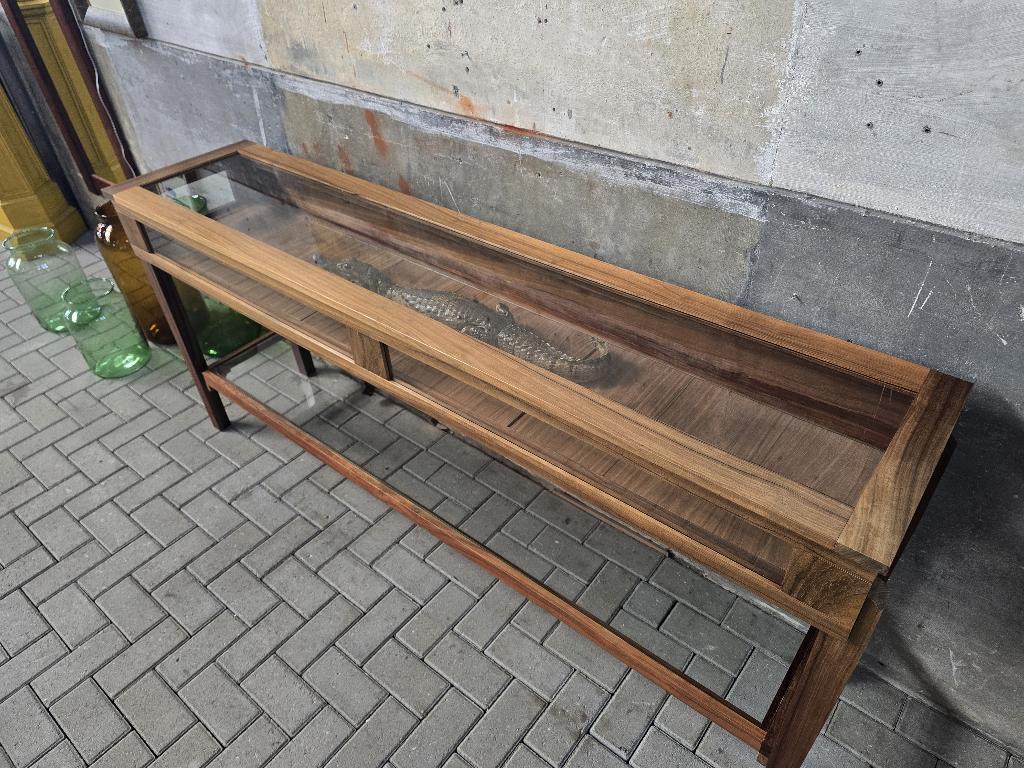 Vintage Padoek Houten Vitrinekast | Lange Vitrine Kast Lamp, Gebruikt, Glas, Ophalen of Verzenden, 200 cm of meer