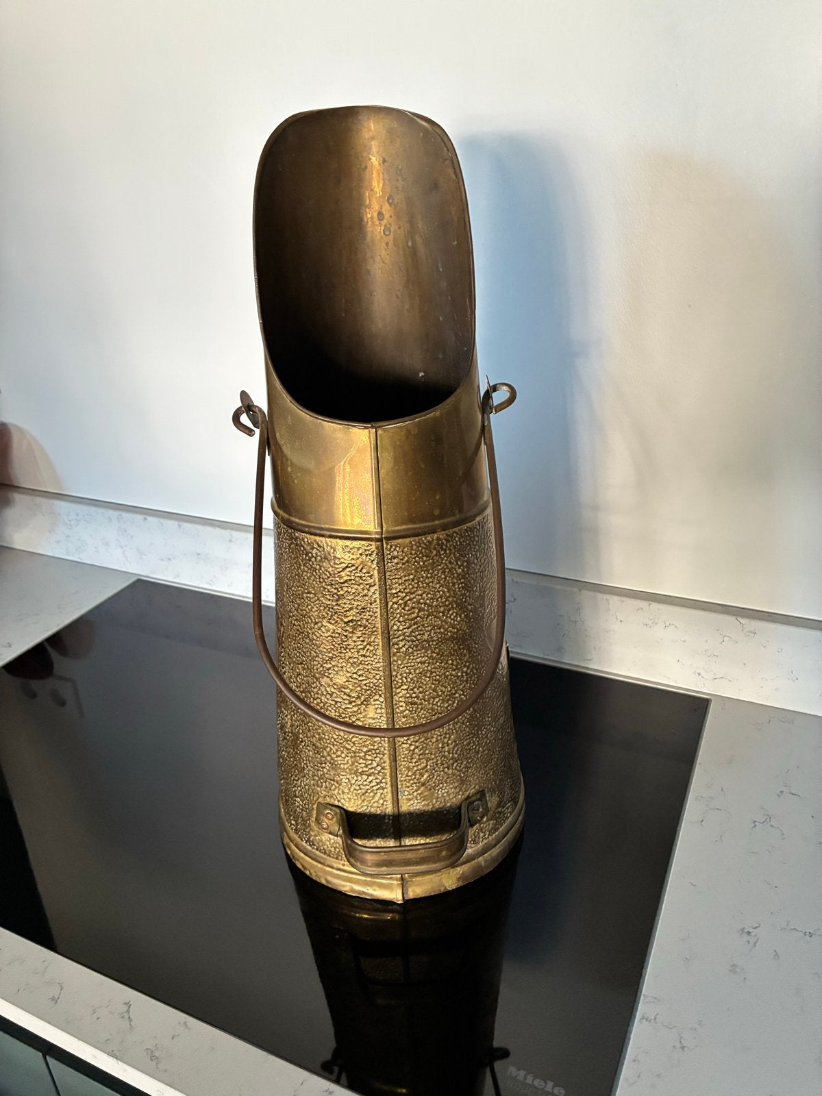 Antieke koperen kolenkit met reliëfdecoratie, Antiek en Kunst, Antiek | Koper en Brons, Ophalen, Koper