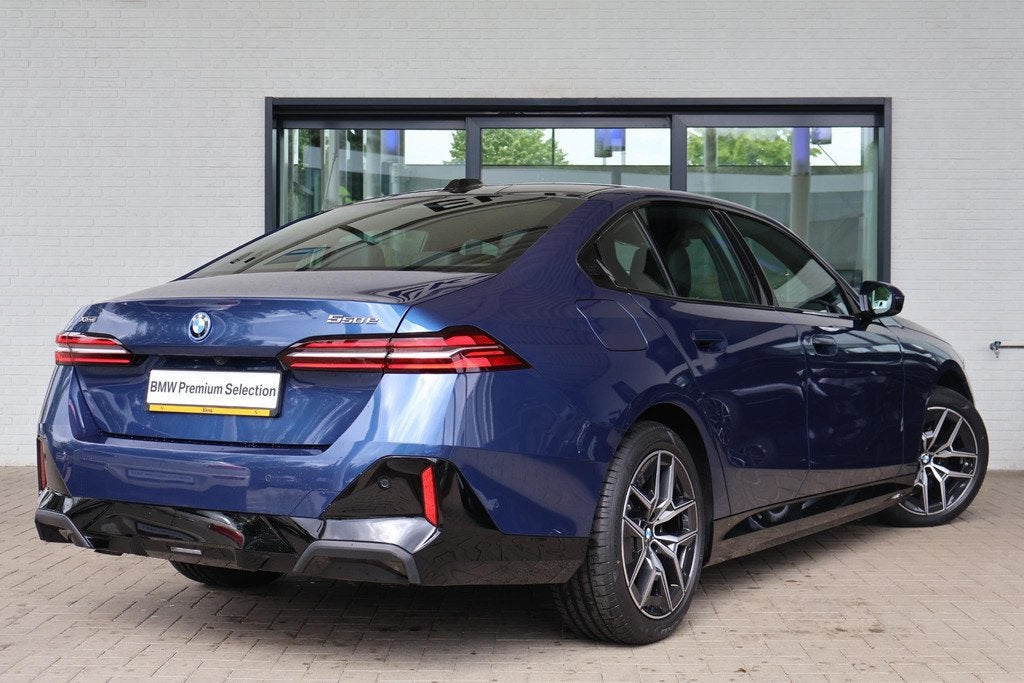BMW 5 Serie Sedan 550e xDrive | M Sport | Glazen Panoramadak, Auto's, Automaat, Stof, Gebruikt, Blauw