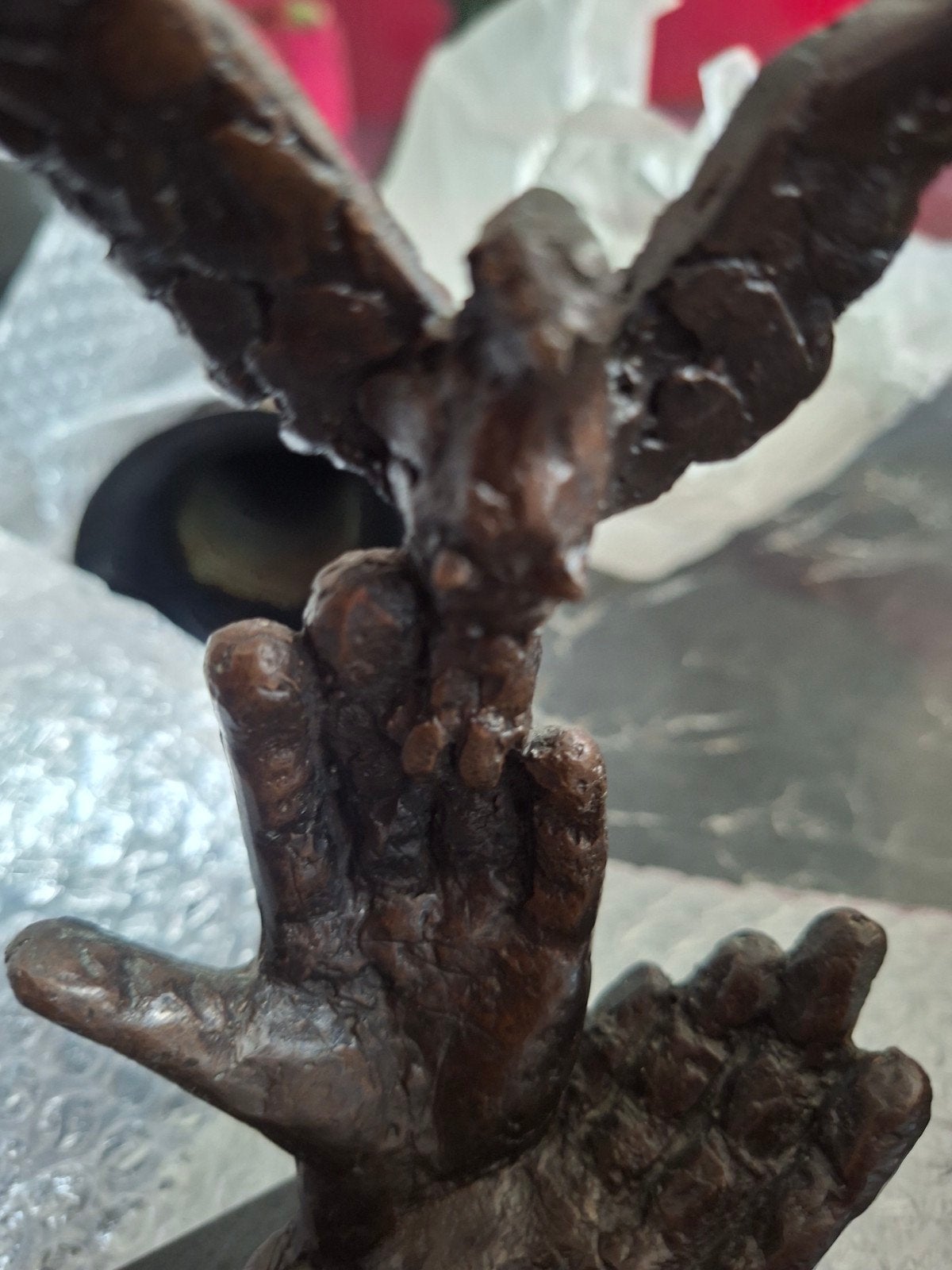 Bronzen sculptuur: Handen met vogel op marmeren sokkel, Gepatineerd, Ophalen of Verzenden, Brons, 20 - 50 cm