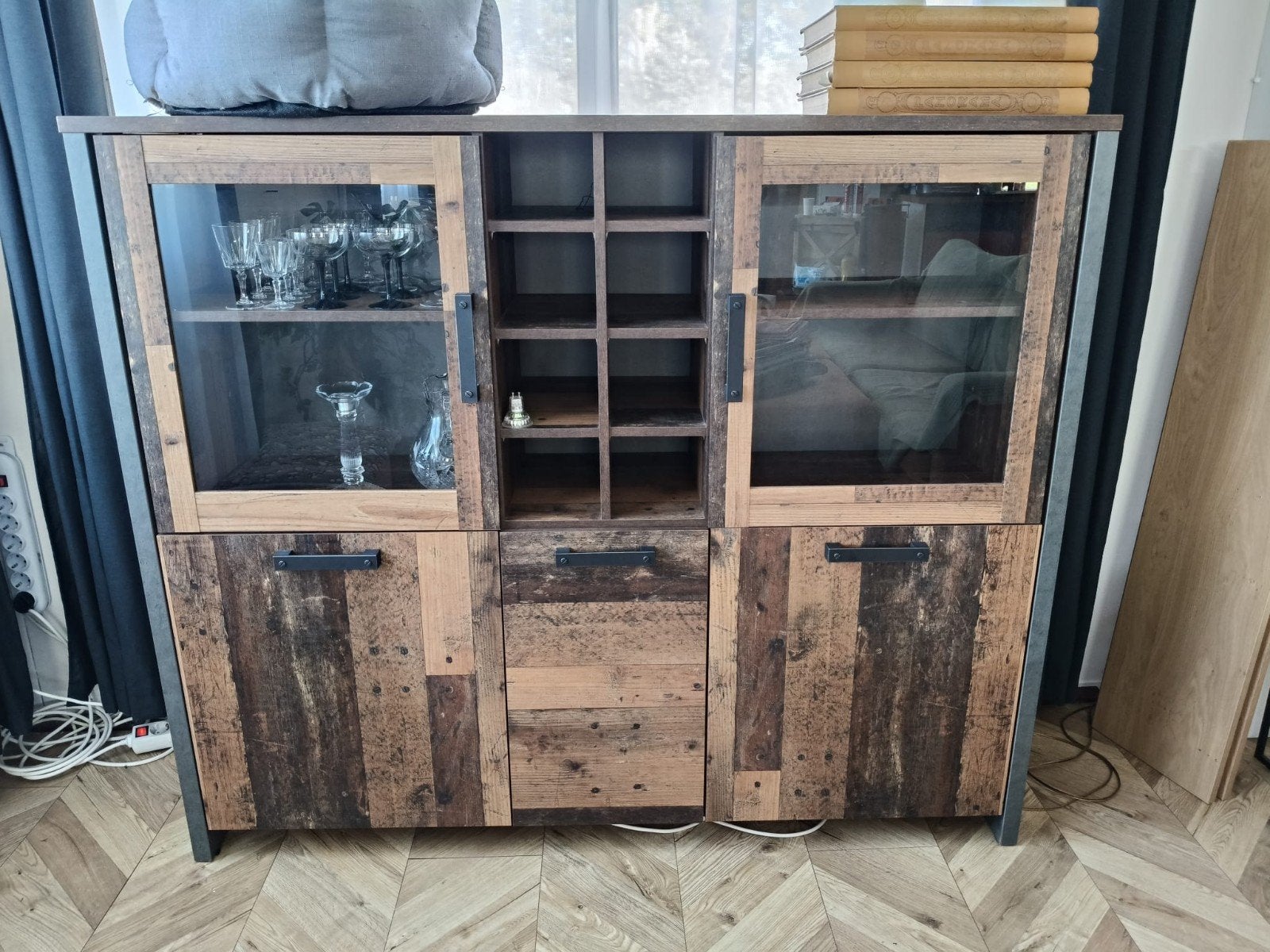 Robuuste dressoir/vitrinekast met wijnrek en opbergruimte, Ophalen, 25 tot 50 cm, Industrieel, Modern, Robuust, Glas