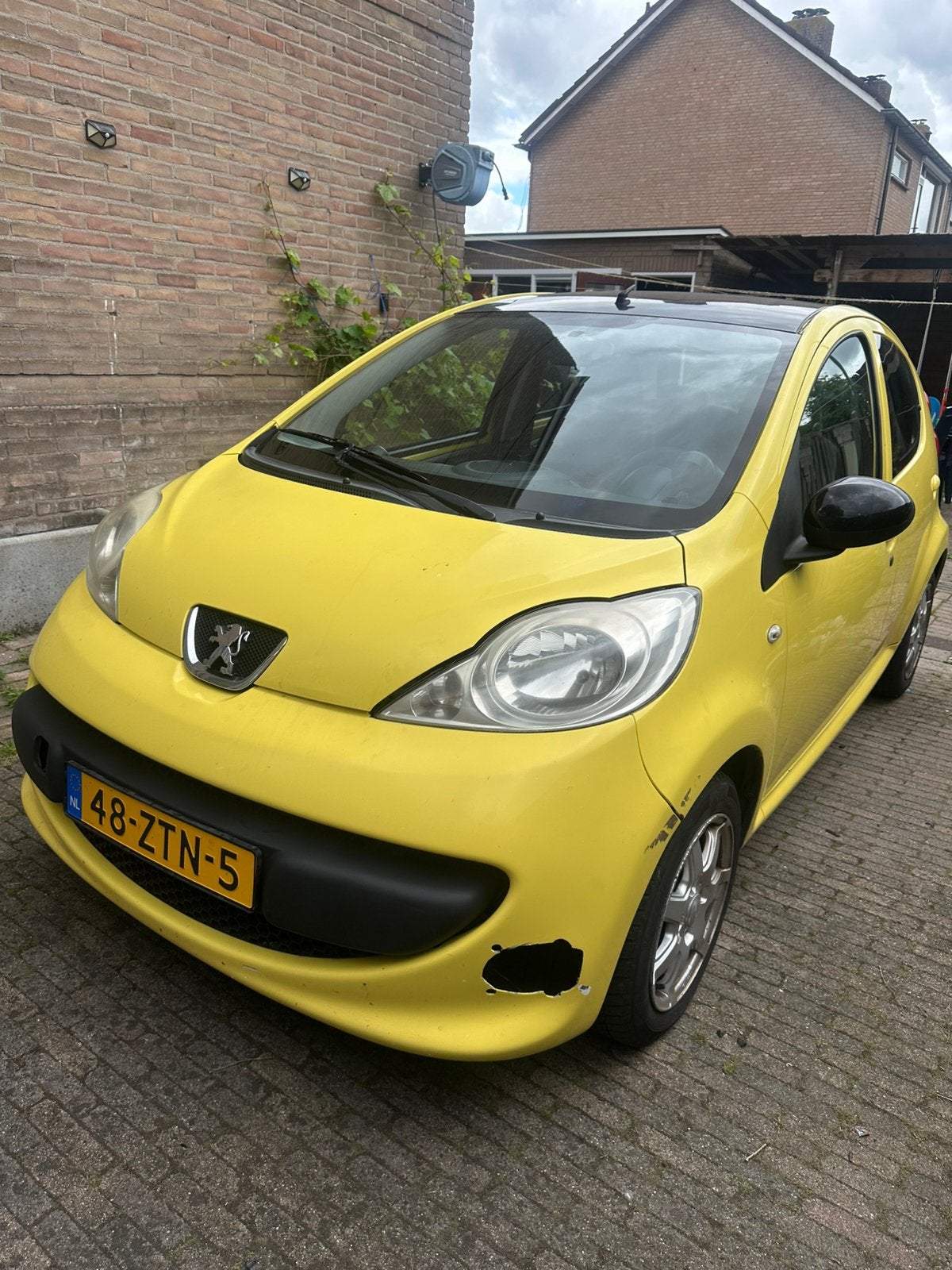 Peugeot 107 1.0 12V 5DR 2006 Geel AUTOMAAT AIRCO CV nwe APK, Auto's, Peugeot, Stof, Zwart, 4 stoelen, 68 pk
