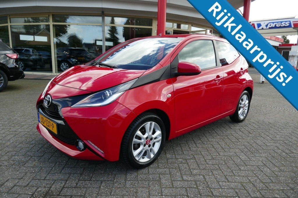 Toyota AYGO 1.0 VVT-I X-PLAY  CAMERA/AIRCO/GROOT SCHERM/NIEU, Auto's, Gebruikt, Euro 6, Met garantie (alle), 4 stoelen