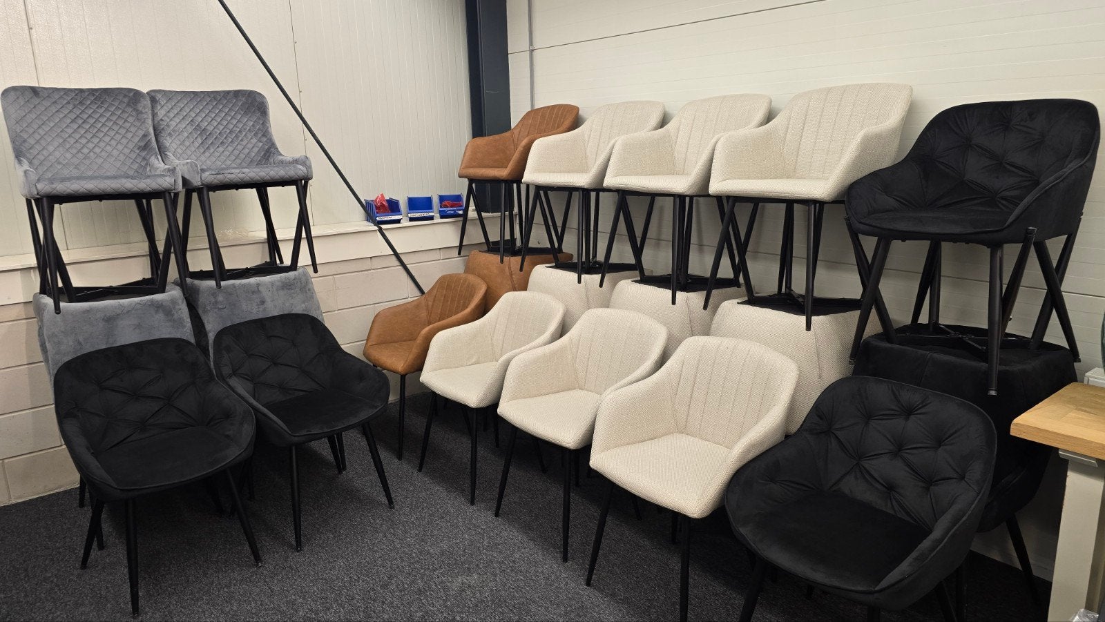 Partij van 64 nieuwe stoelen - Diverse kleuren en stijlen