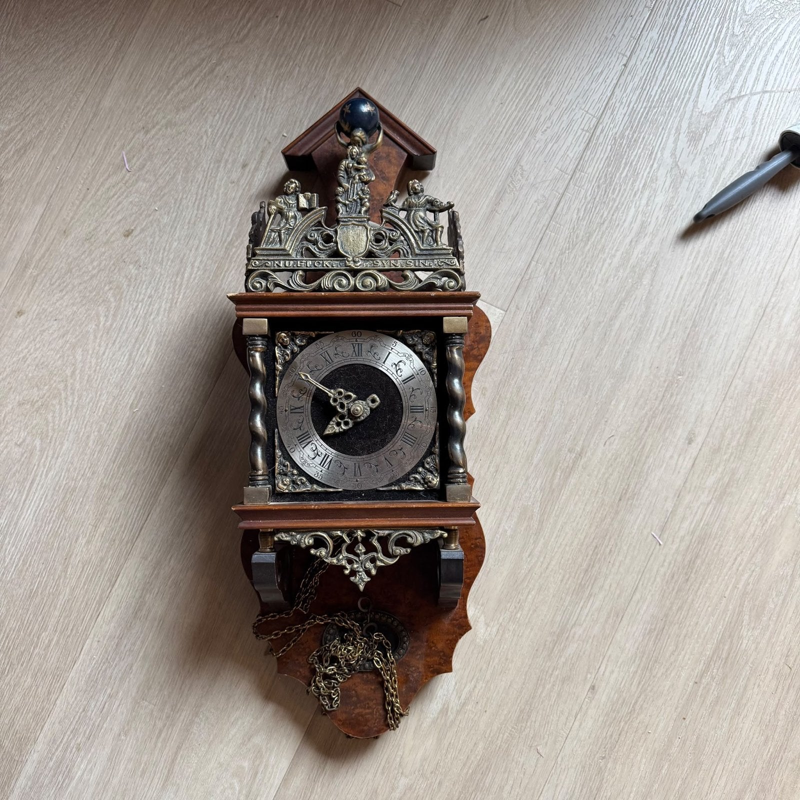 Antieke Wandklok met Gedetailleerde Bronzen Versieringen, Ophalen of Verzenden