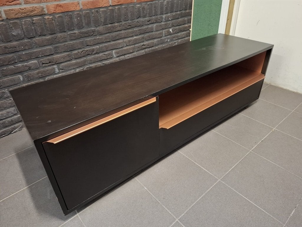 MADE zwart mangohouten TV-meubel (150 cm), Ophalen, Gebruikt, Zwart mangohout, industrieel TV-meubel met koper accenten, 150 tot 200 cm