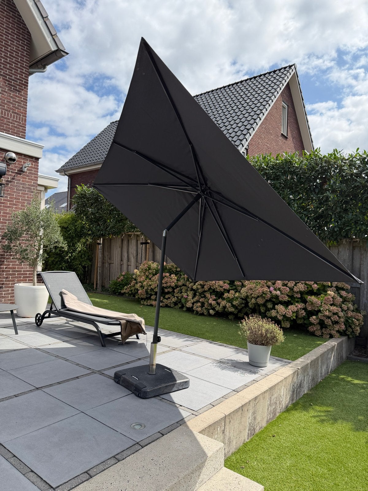 Zweefparasol met verrijdbare betonnen voet en hoes, Ophalen, Kantelbaar, 2 tot 3 meter, Zweefparasol