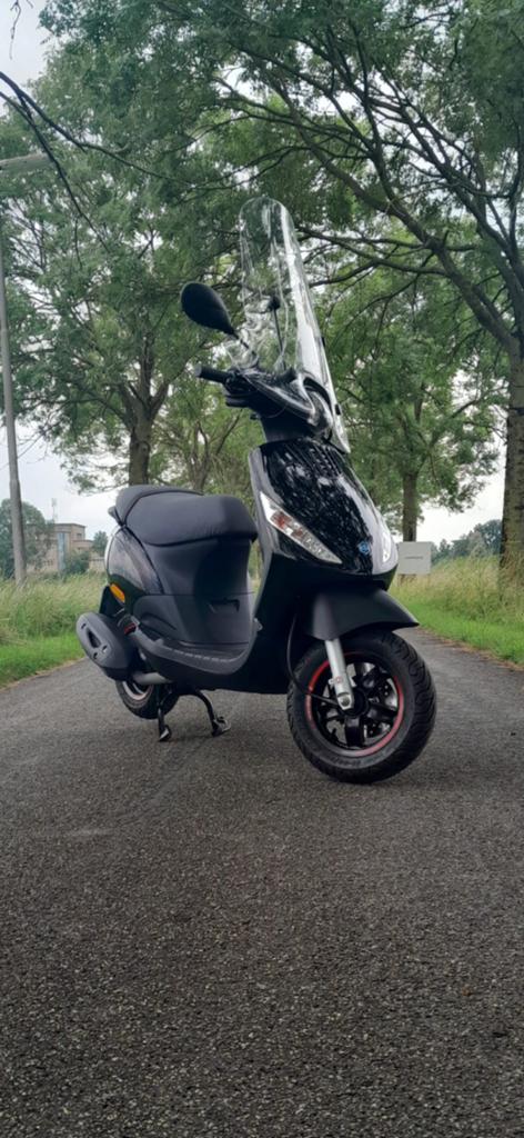 Piaggio Zip 2021 13k km, Fietsen en Brommers, Scooters | Piaggio, Ophalen of Verzenden, Zo goed als nieuw, Benzine, Zip