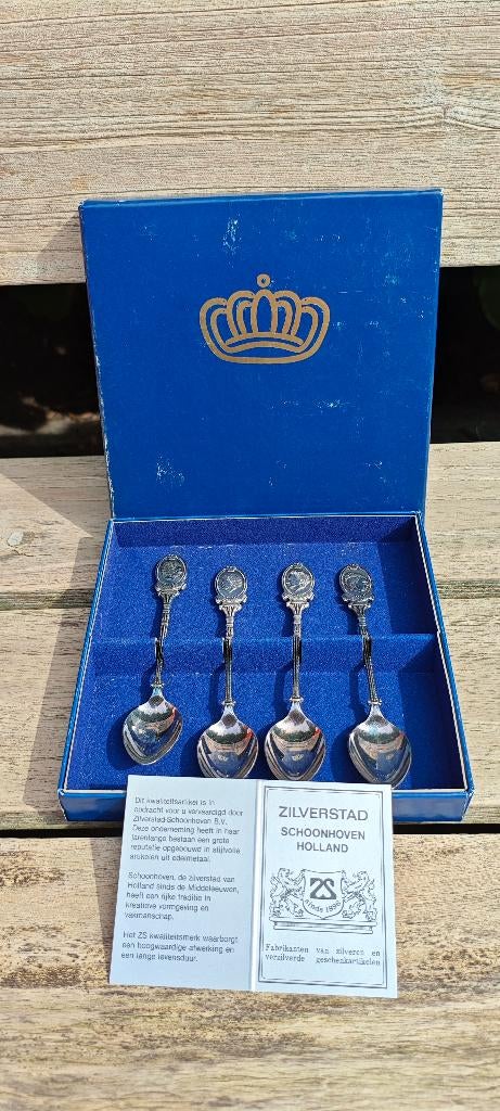Vier verzilverde lepeltjes met afbeelding van 4 Koninginnen, Antiek en Kunst, Antiek | Bestek, Ophalen of Verzenden