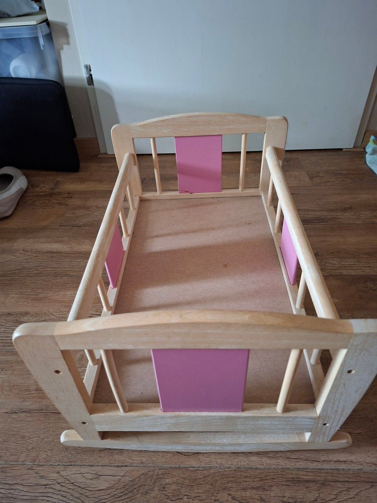 Houten poppenbed met roze accenten en beddengoed, Ophalen of Verzenden
