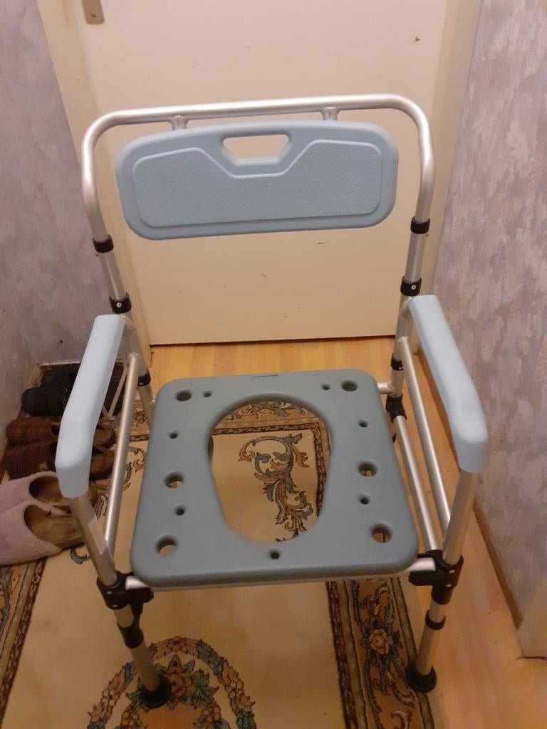 Het is een mooie poo en douche stoel vaste prijs:40 euro., Ophalen