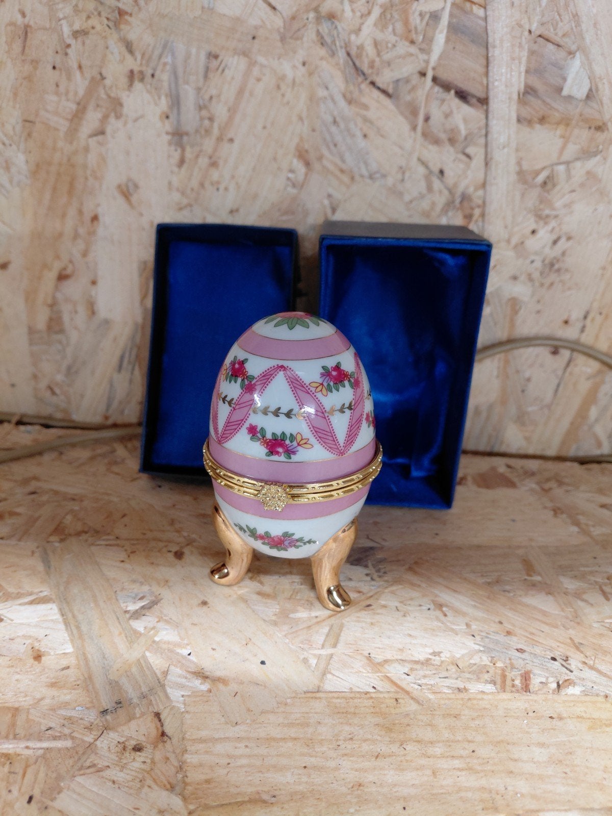 Decoratief Fabergé-stijl ei met bloemenpatroon, Ophalen