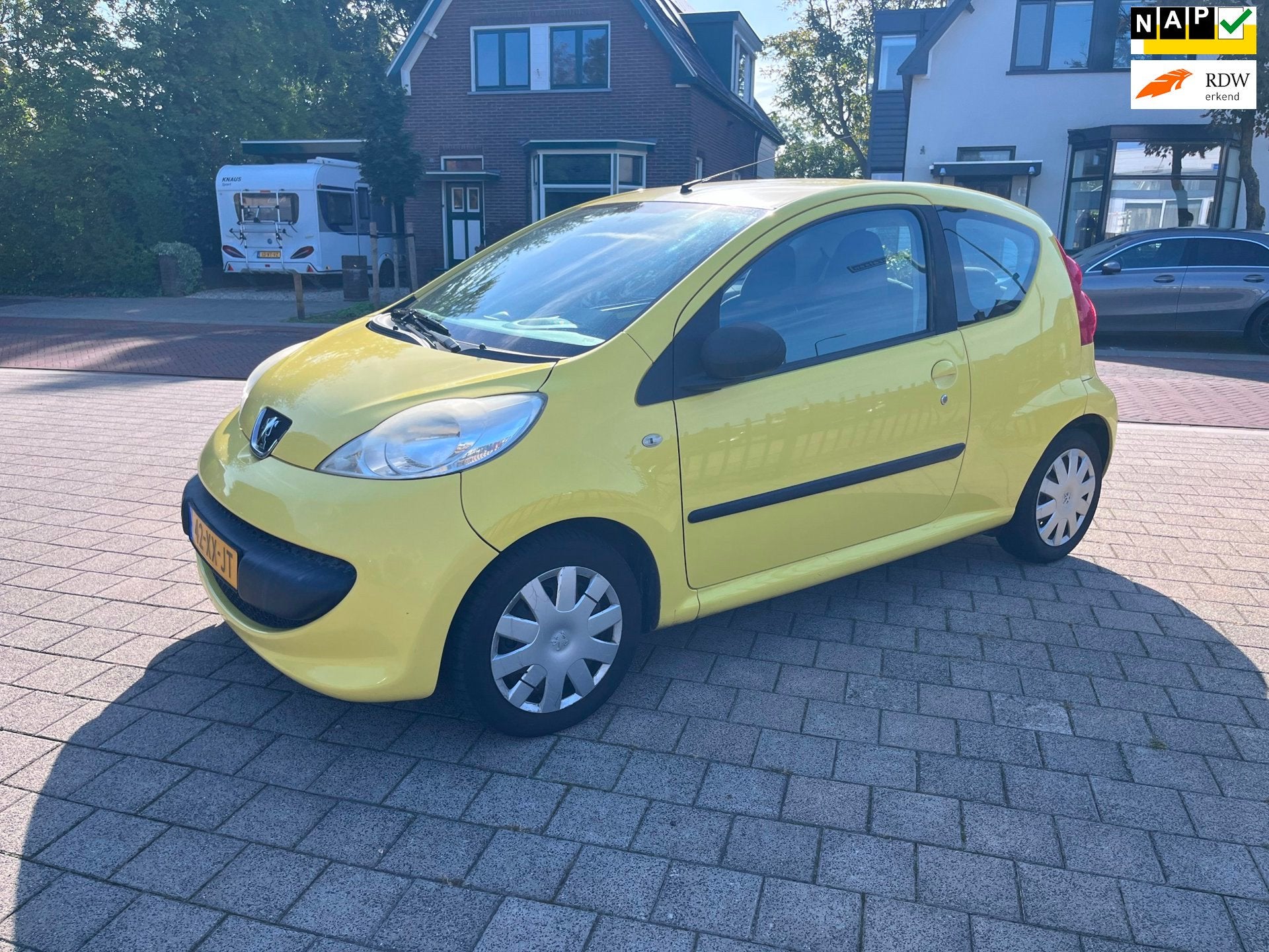 Peugeot 107 1.0-12V XS Airco Automaat Apple Carplay APK Goed, Auto's, Stof, Gebruikt, Zwart, 4 stoelen