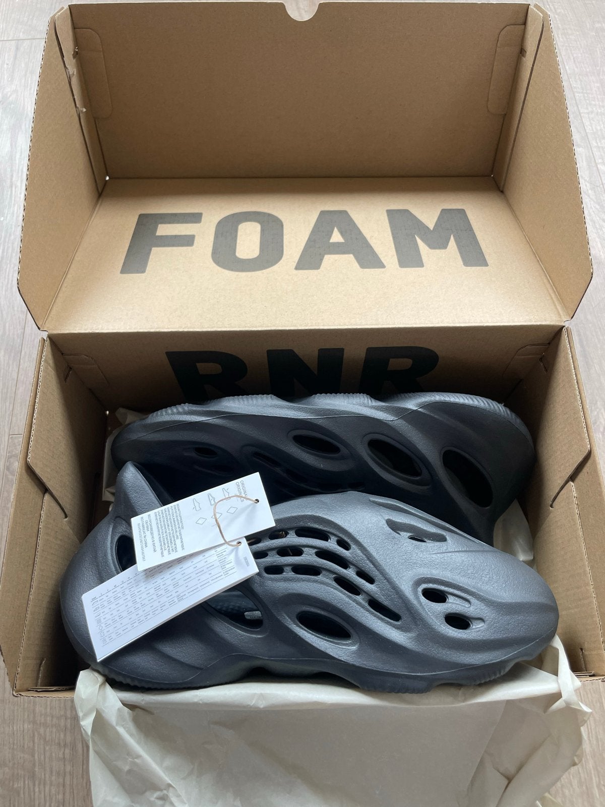 Yeezy Foam Runner Onyx - Nieuw in doos size 10, Ophalen, Nieuw, Zwart, Slippers