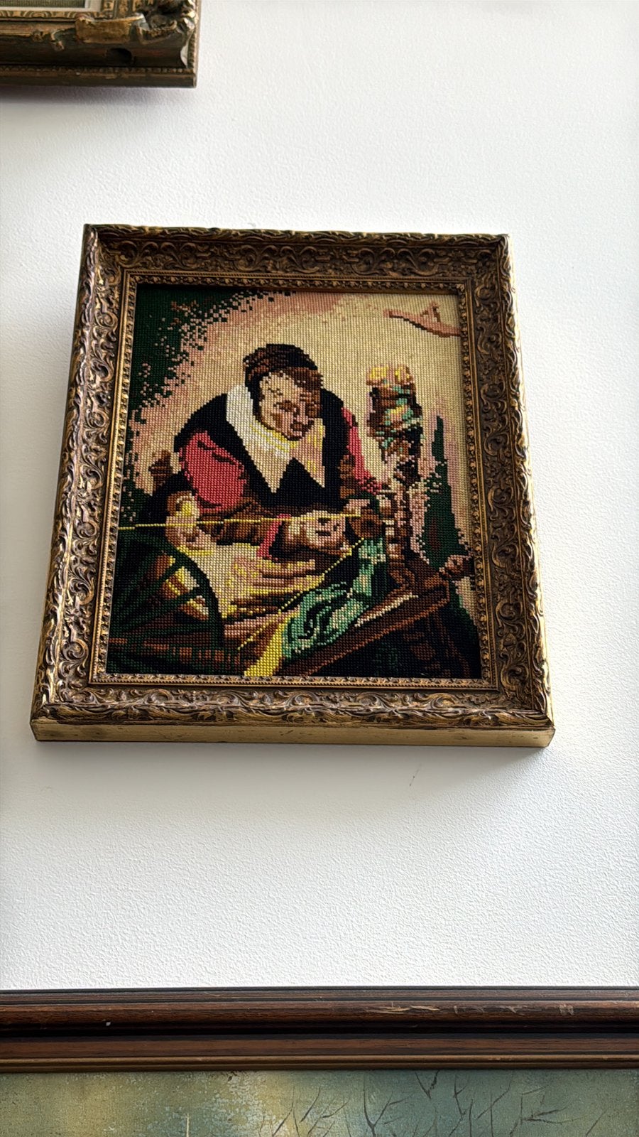 Geborduurd werk in gouden lijst, Antiek en Kunst, Ophalen, Doek, Portret of Personen, Overige technieken