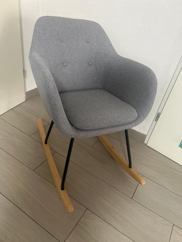 Grijze schommelstoel met houten onderstel, Huis en Inrichting, Stoelen, Ophalen of Verzenden, Zo goed als nieuw, Hout, Eén