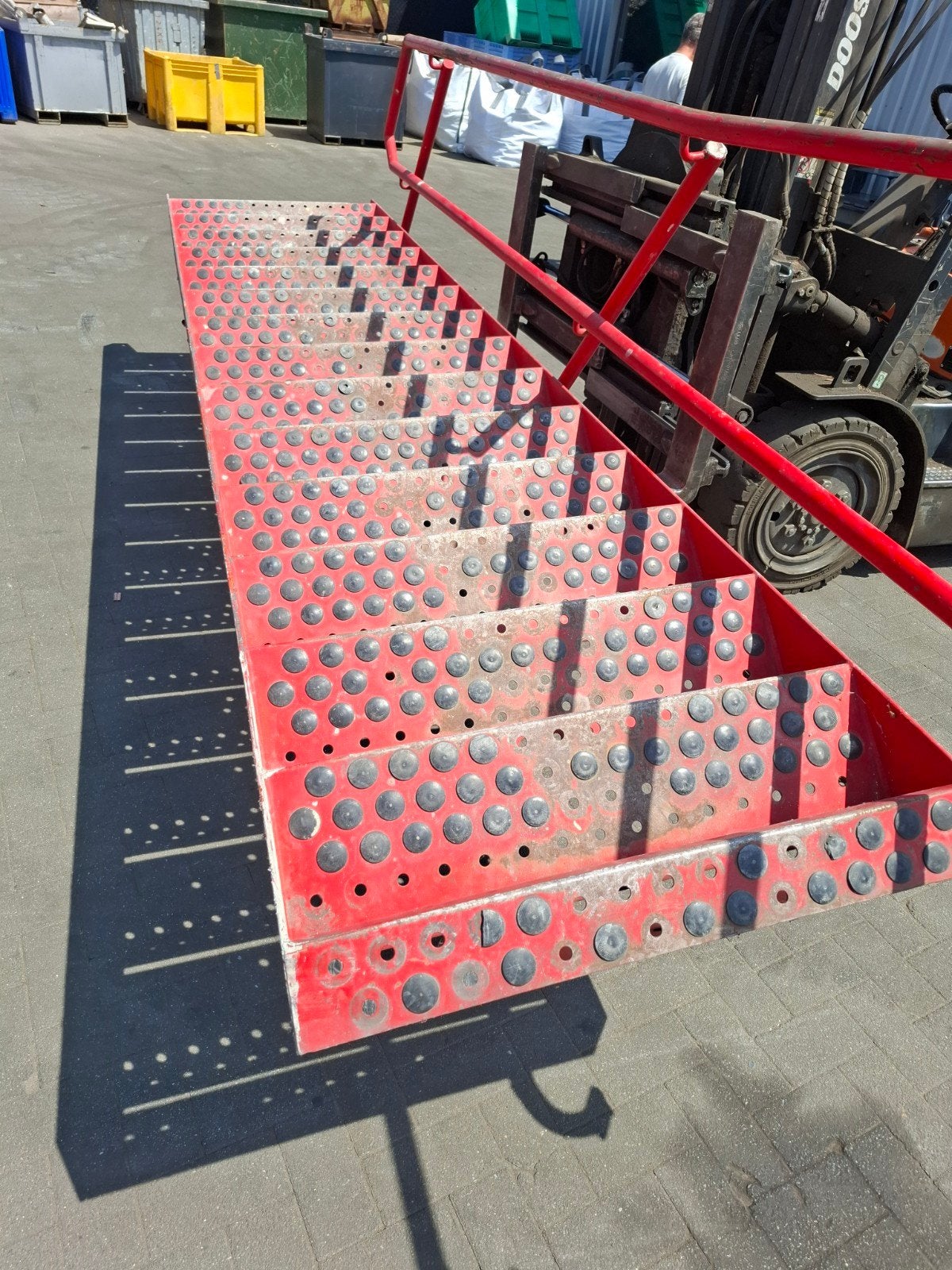 Robuuste rode metalen trap met leuning, Doe-het-zelf en Verbouw, Ladders en Trappen, Gebruikt, Trap, Ophalen of Verzenden, Opvouwbaar of Inschuifbaar