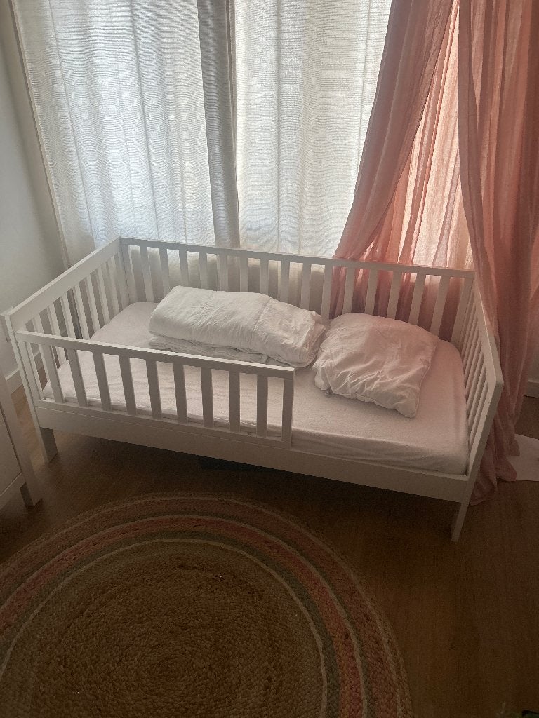 Peuterbed plume 140x70 wit plus matras, Kinderen en Baby's, Kinderkamer | Bedden, Ophalen, 70 tot 85 cm, 140 tot 160 cm, Zo goed als nieuw