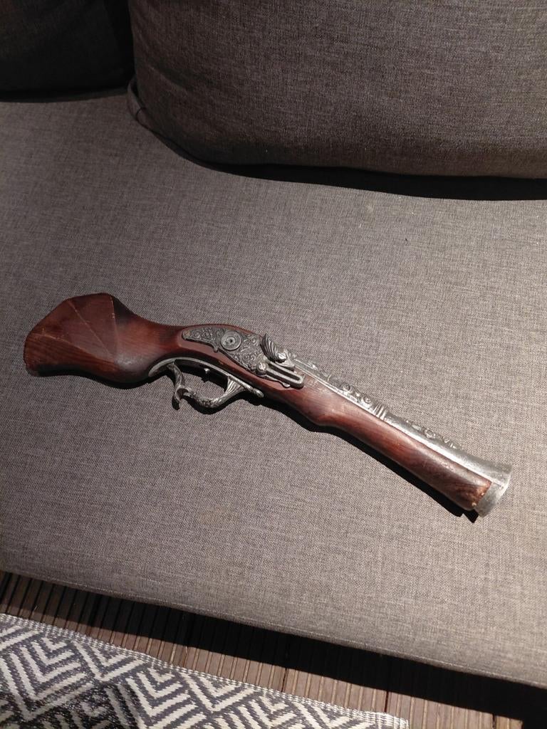 Decoratieve replica van een antiek vuurwapen, Ophalen