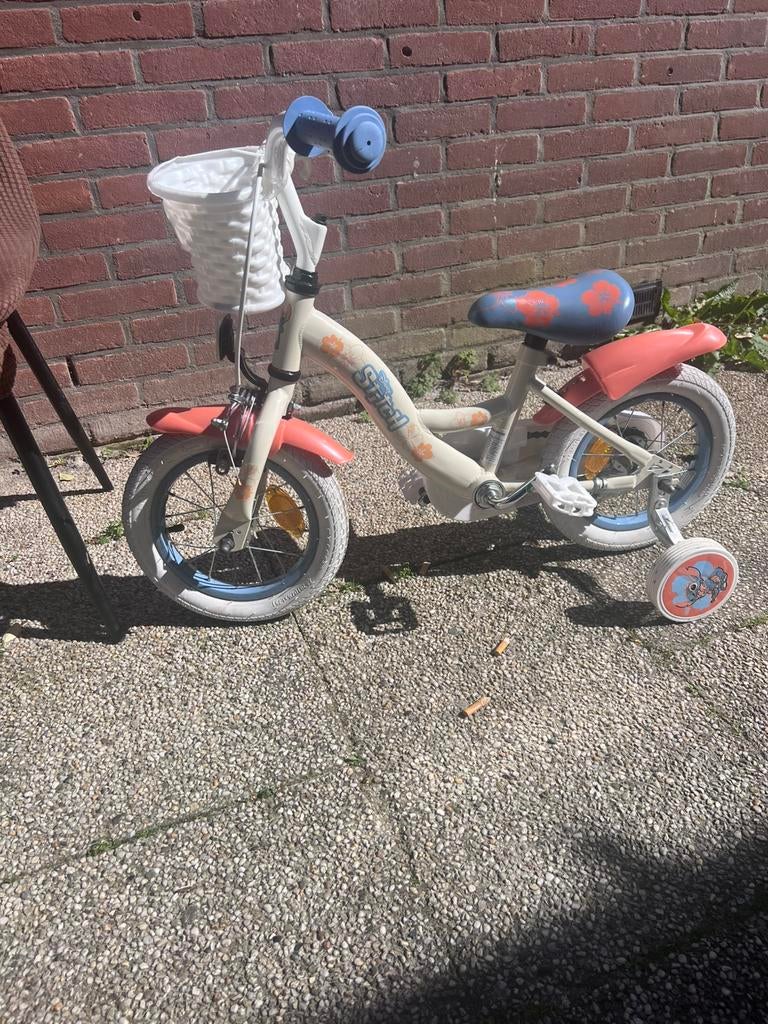 Stitch fiets met mandje en wieltjes kinder fiets, Fietsen en Brommers, Fietsen | Driewielfietsen, Ophalen, Zo goed als nieuw