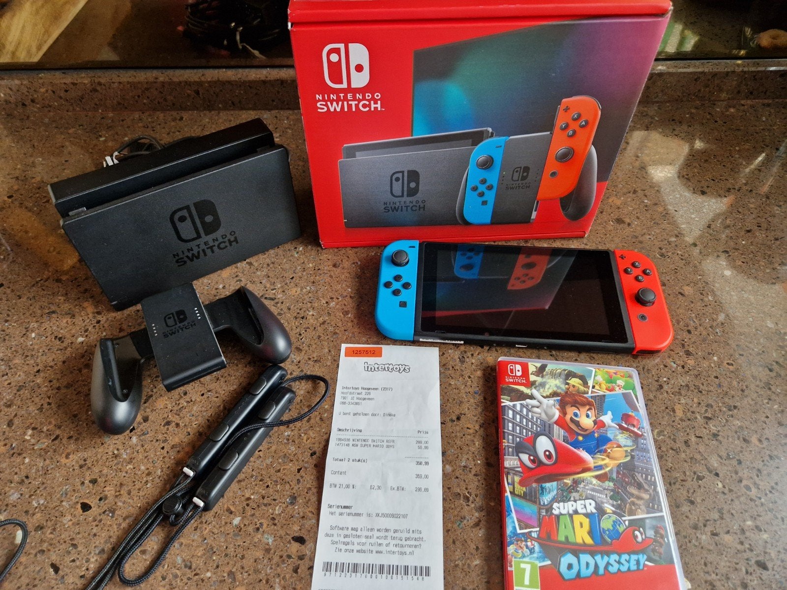 Nintendo Switch met Super Mario Odyssey (incl. bon), Spelcomputers en Games, Ophalen, Zo goed als nieuw, Met 2 controllers, Switch Original