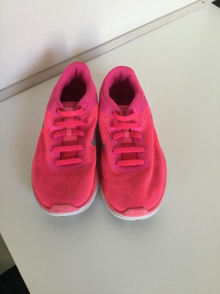 Nike sportschoenen in nieuwstaat maat 36, Meisje, Sportschoenen, Ophalen of Verzenden, Zo goed als nieuw