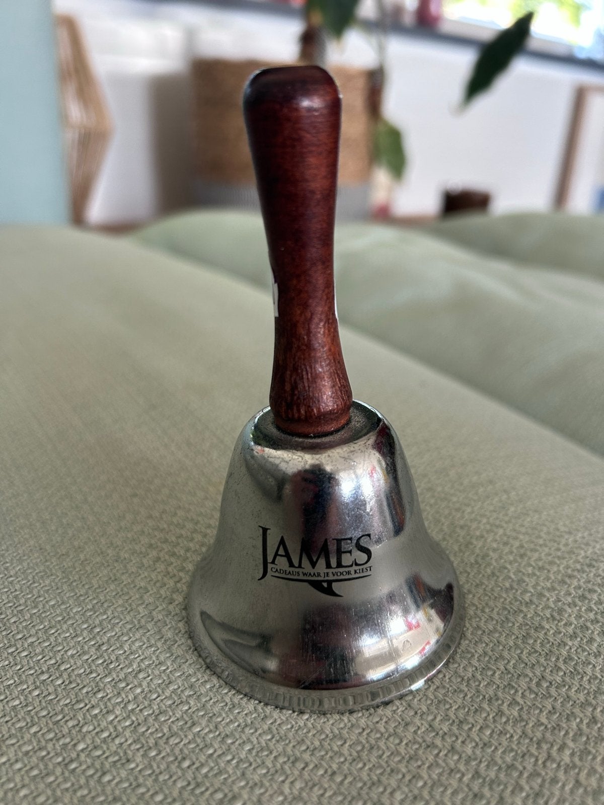 Metalen bel met houten handvat - James belletje ober, Ophalen of Verzenden, Gebruikt, Zilver, Metaal
