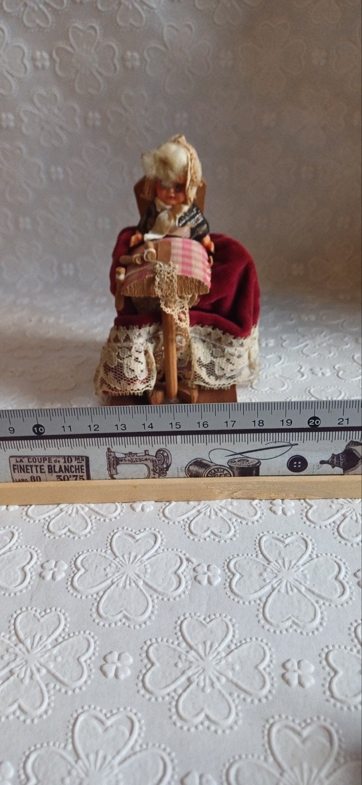 Naaiatelier vrouwtje, Verzamelen, Poppenhuizen en Toebehoren, Ophalen of Verzenden, Zo goed als nieuw, Poppenhuis