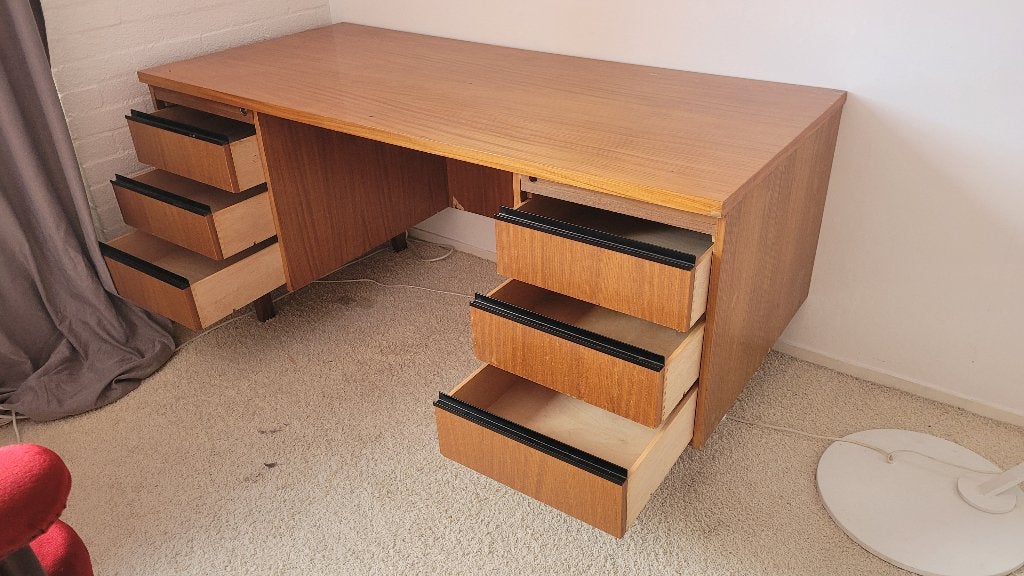 Tijdloos Eeka bureau, jaren 70, Universiteit van Amsterdam., Ophalen, Gebruikt, 150 cm, Hout