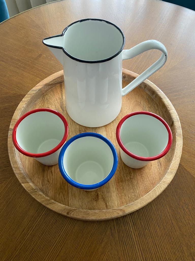 Emaille kan met bekers, Ophalen