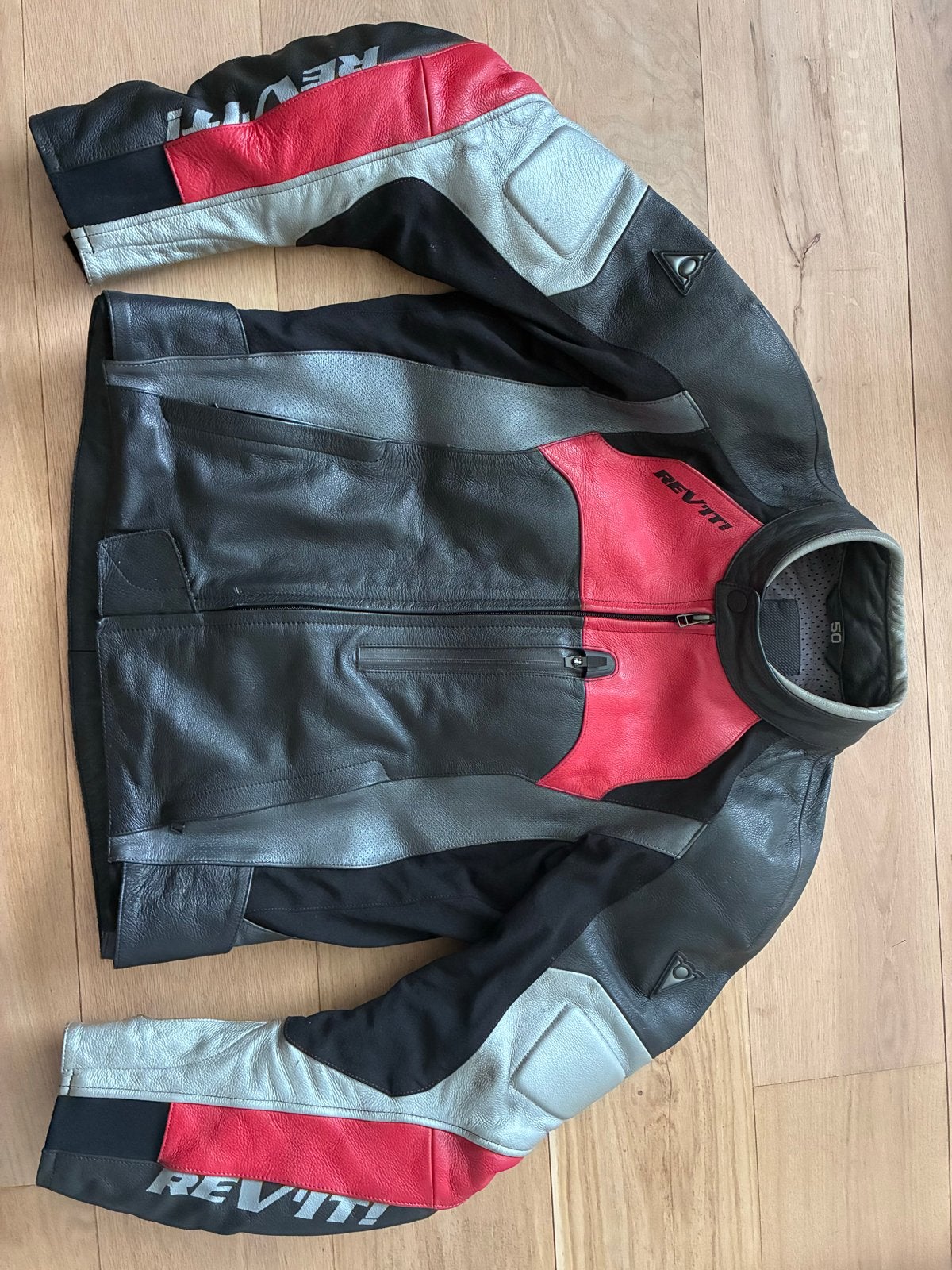 REV'IT! Leren Motorjas - Zwart/Rood/Grijs maat 50 / M, Heren, Jas | leer, Ophalen of Verzenden, Rev'it