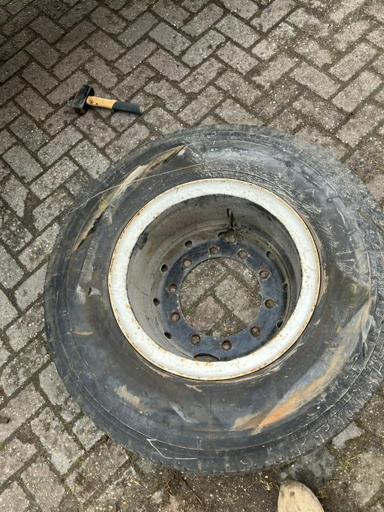 Michelin 10.00-20.00 band op velg, reservewiel, Ophalen, Nieuw