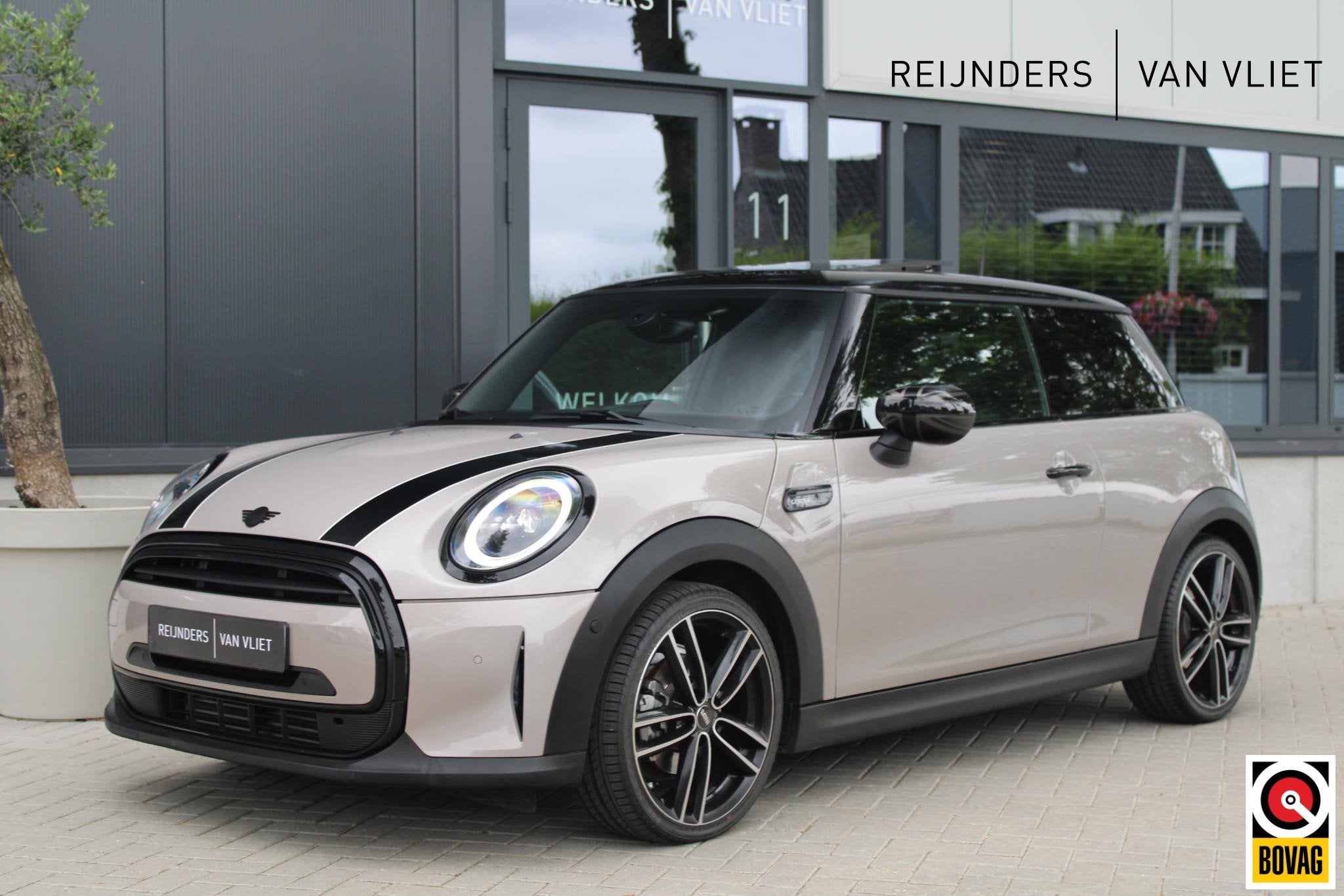 MINI Cooper 1.5 Camden Edition | Pan.Dak | Rear View Cam. |, Auto's, Mini, 12 maanden, 136 pk, 4 stoelen, Bedrijf