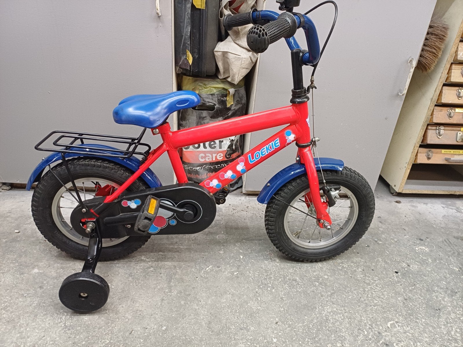 Loekie Kinderfiets  12 inch Rood/Blauw met Zijwieltjes, Fietsen en Brommers, Ophalen, Zijwieltjes, Gebruikt, Velgrem