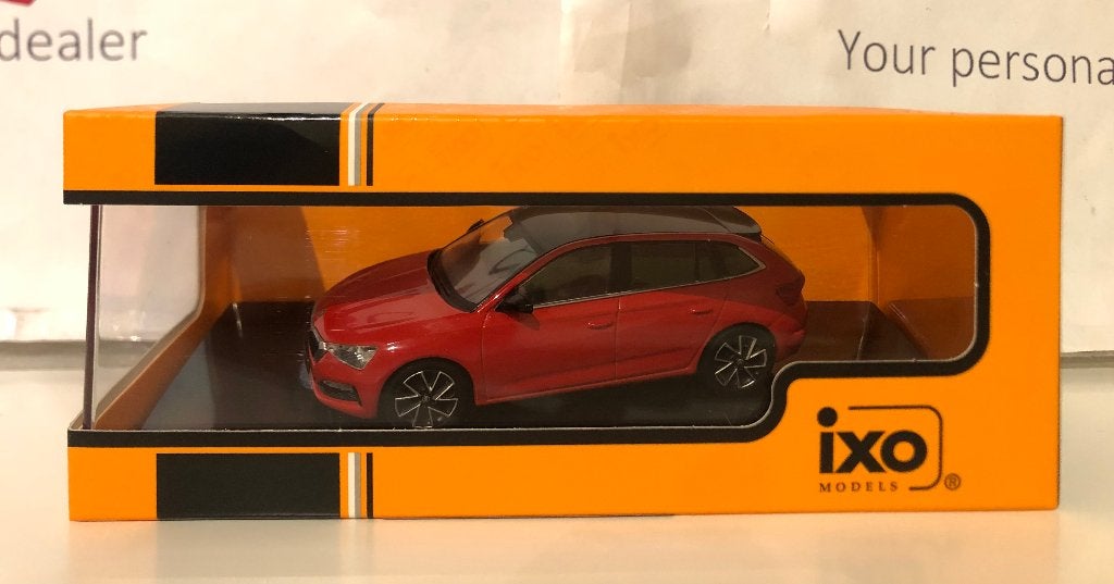 Ixo 1:43 Skoda Scala 2019 rood nieuw in display, Ophalen of Verzenden, Nieuw, Auto, Overige merken