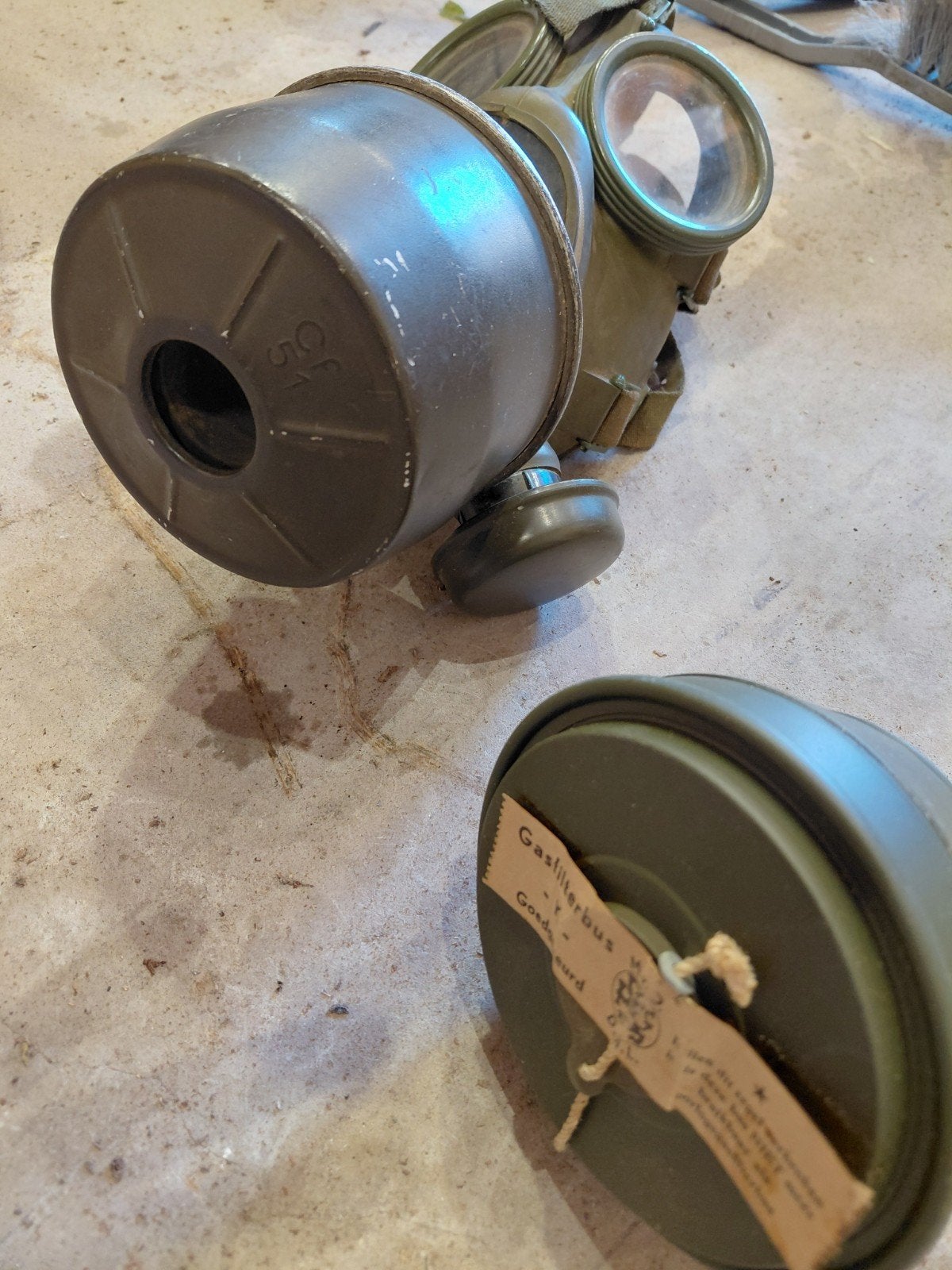 Duitse gasmasker met filterbus - Militaria WO2, Verzamelen, Ophalen