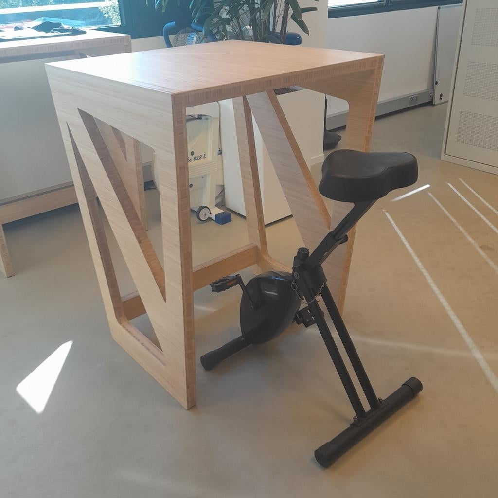 2 nette houten statafels, mooi design, Ophalen, Gebruikt