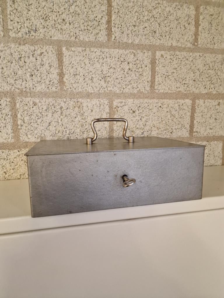 Oude ijzeren geld / papieren opberg kist, Antiek en Kunst, Ophalen of Verzenden