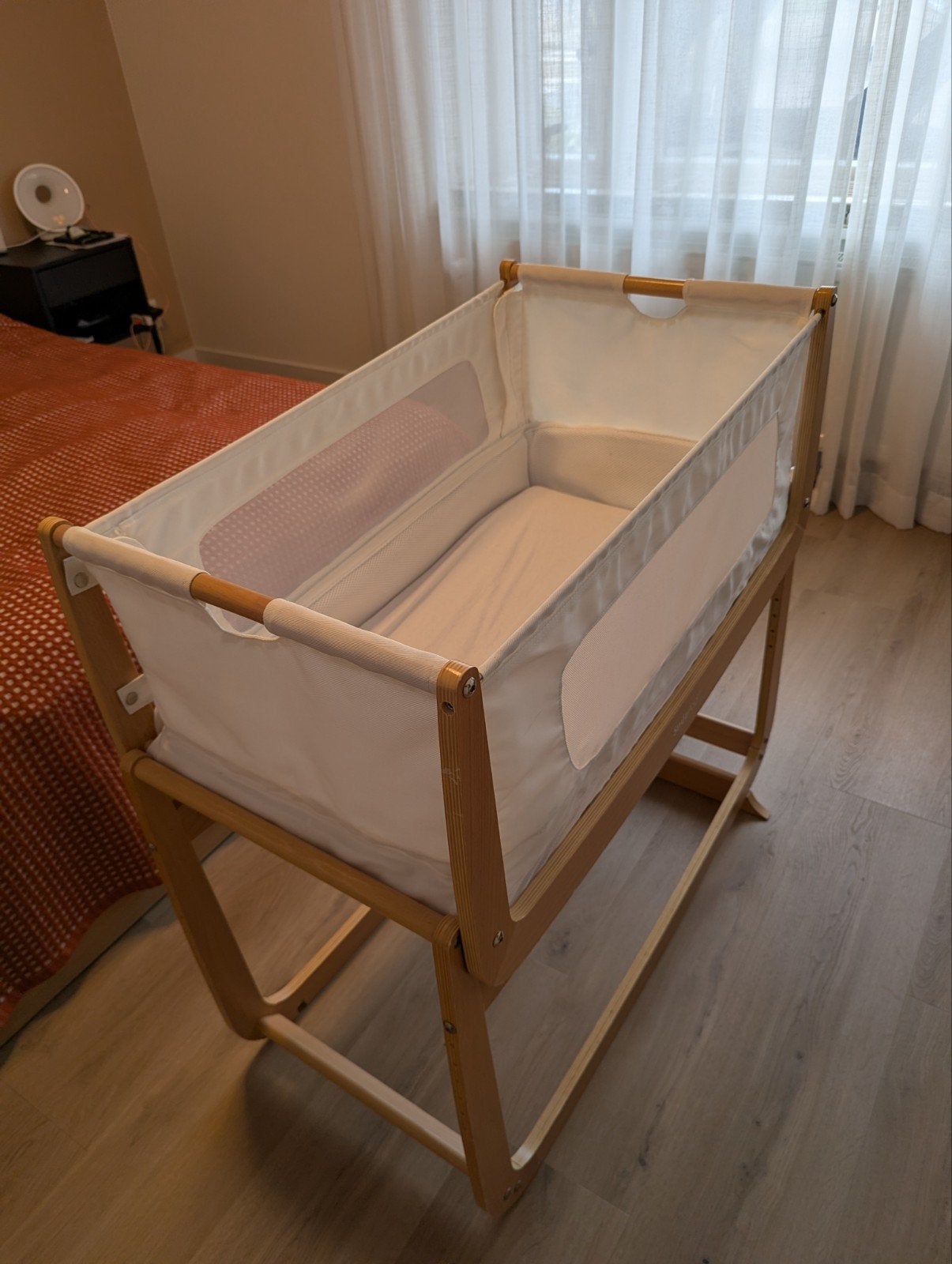 SnüzPod 4 Co-Sleeper Wieg - Zo goed als nieuw, Kinderen en Baby's, Babywiegjes en Ledikanten, Ophalen, Zo goed als nieuw, Wieg