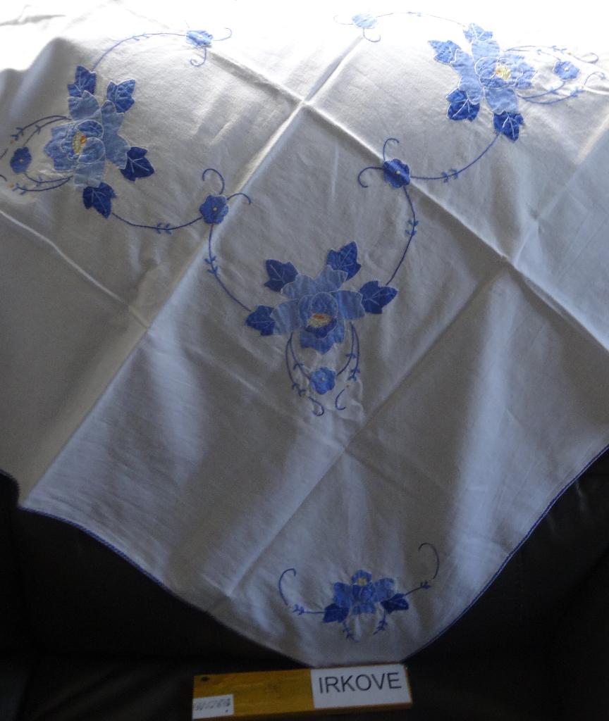 NIEUW KLEEDJE MET BLAUWE APPLICATIE * Orchidee *, Verzenden, Nieuw, Wit, Tafelkleed of Tafelzeil