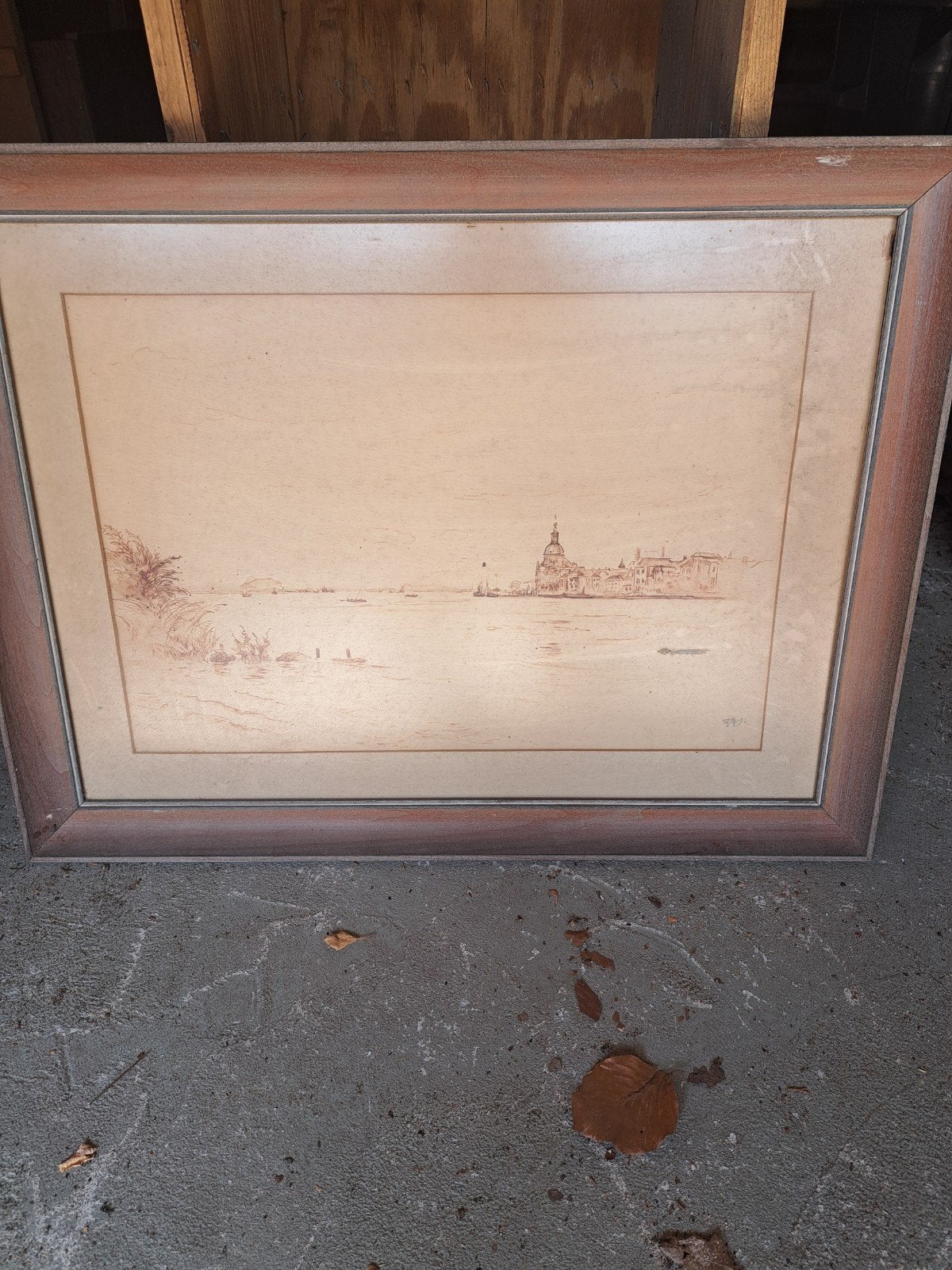 Ingelijste pentekening van een stadsgezicht aan het water, Ophalen of Verzenden, Tekening, Pentekening, Ingelijst