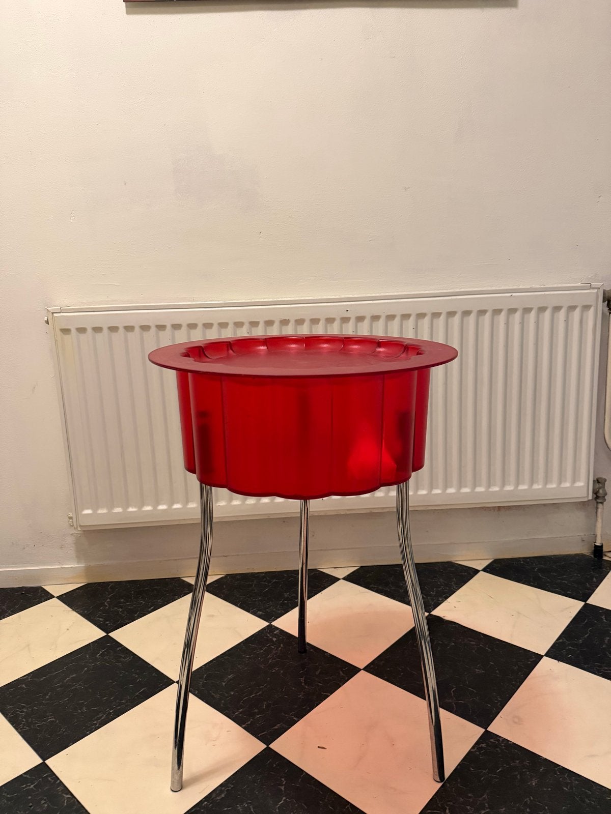 Ehlen Johansson hatten bloem rode bijzettafel, Huis en Inrichting, Minder dan 45 cm, Kunststof, Gebruikt, Rond
