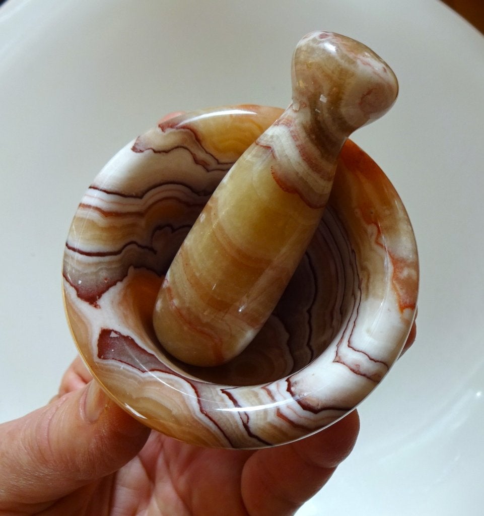 Kleine natuursteen vijzel: gepolijste gebandeerd calciet, Antiek en Kunst, Ophalen of Verzenden