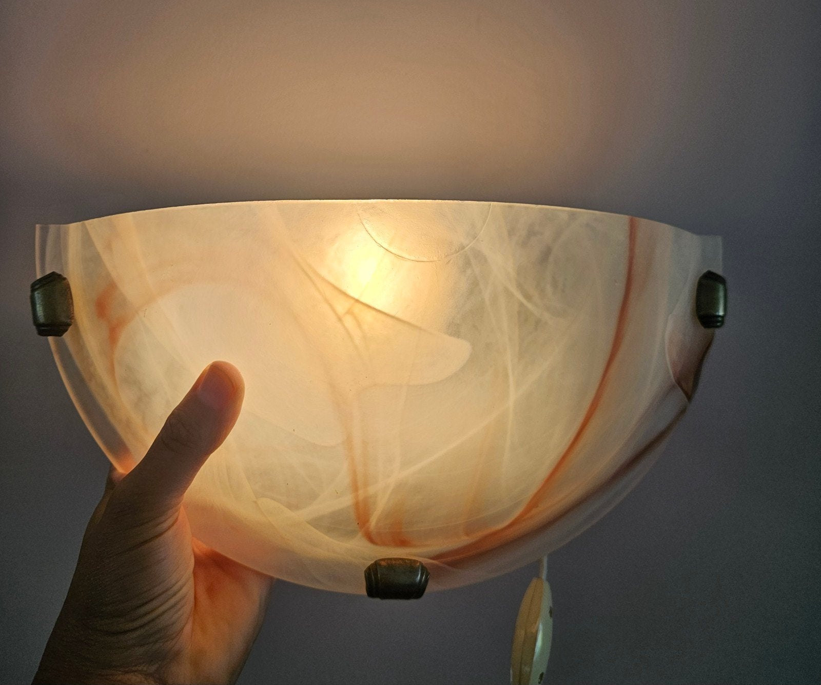 Wandlamp met melkglas en marmerlook. wit met lichtroze, Roze, Wandlamp, Gebruikt, Met schakelaar