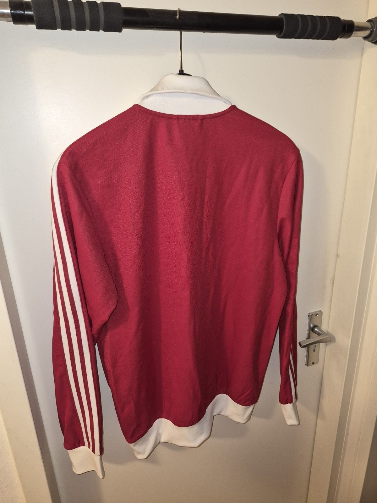 Adidas vest rood met witte strepen, Maat 48/50 (M), Ophalen of Verzenden, Adidas, Gedragen